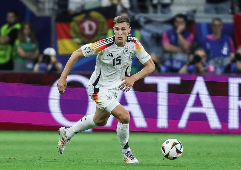 拜仁对皇马求购施洛特贝克持淡定态度，转会市场局势复杂